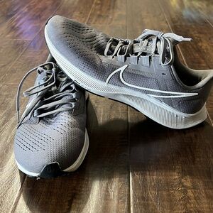 Nike Air Zoom Pegasus 38 Men’s 8.5/Women’s 10